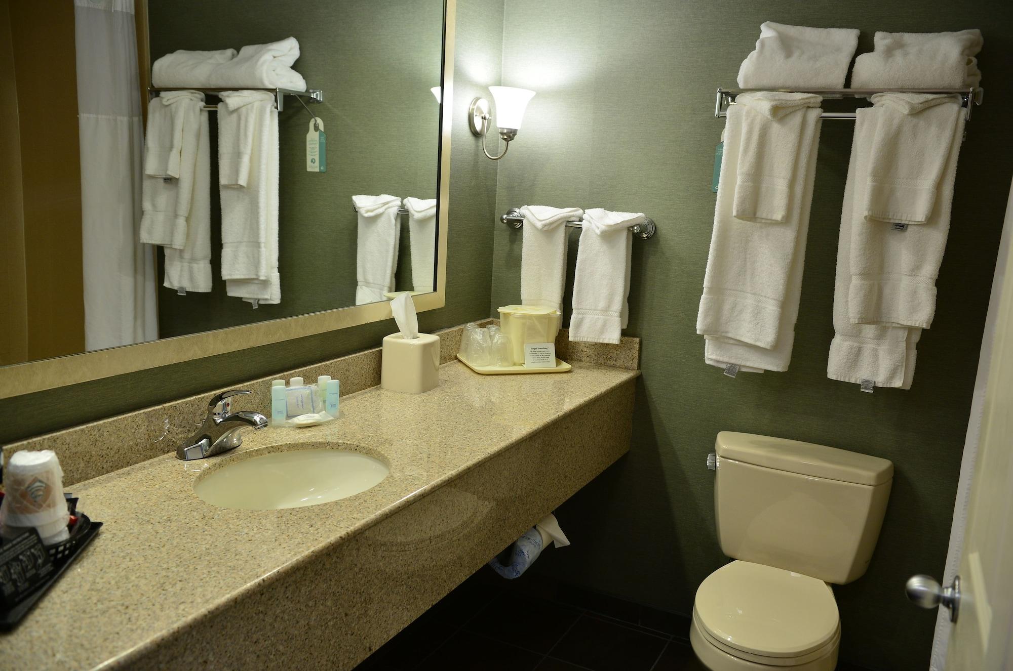 Clarion Inn & Suites At The Outlets Of Лейк Джордж Екстериор снимка