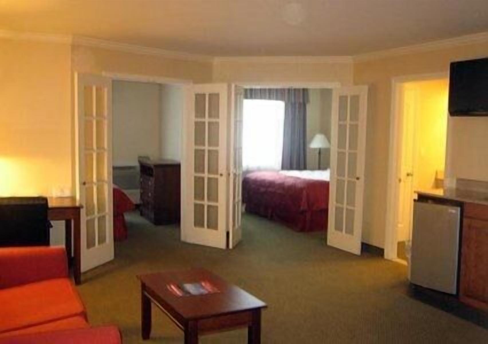 Clarion Inn & Suites At The Outlets Of Лейк Джордж Екстериор снимка