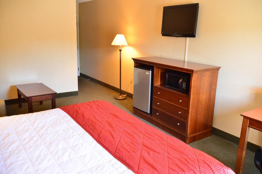 Clarion Inn & Suites At The Outlets Of Лейк Джордж Екстериор снимка
