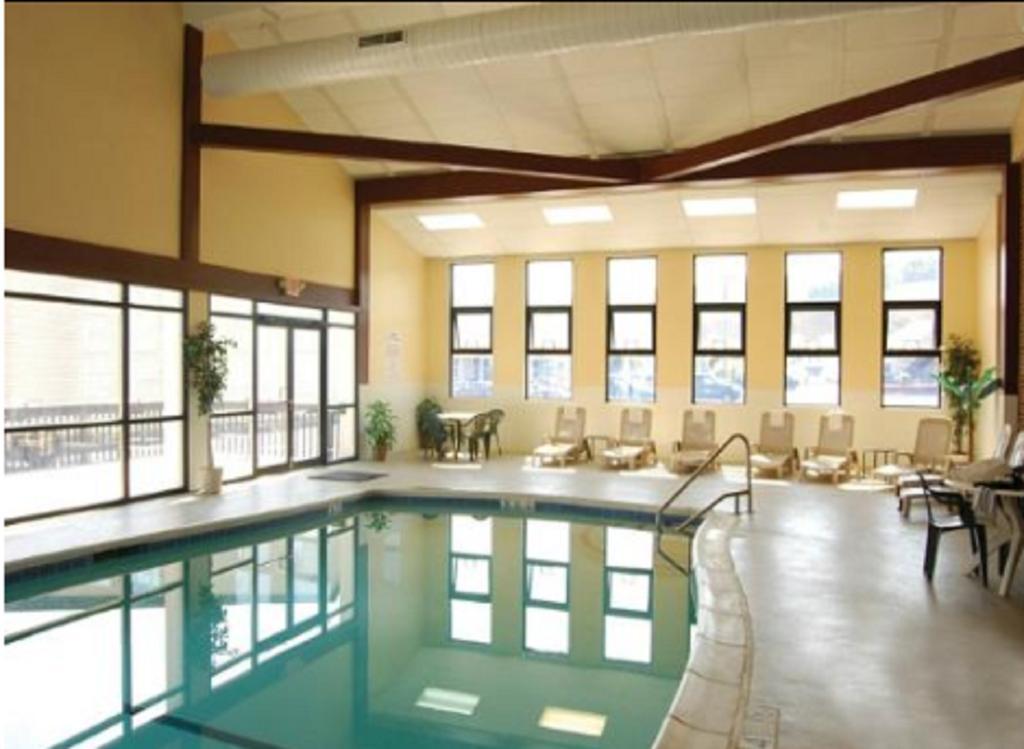 Clarion Inn & Suites At The Outlets Of Лейк Джордж Екстериор снимка