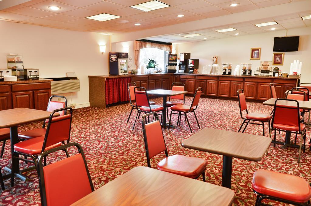 Clarion Inn & Suites At The Outlets Of Лейк Джордж Екстериор снимка