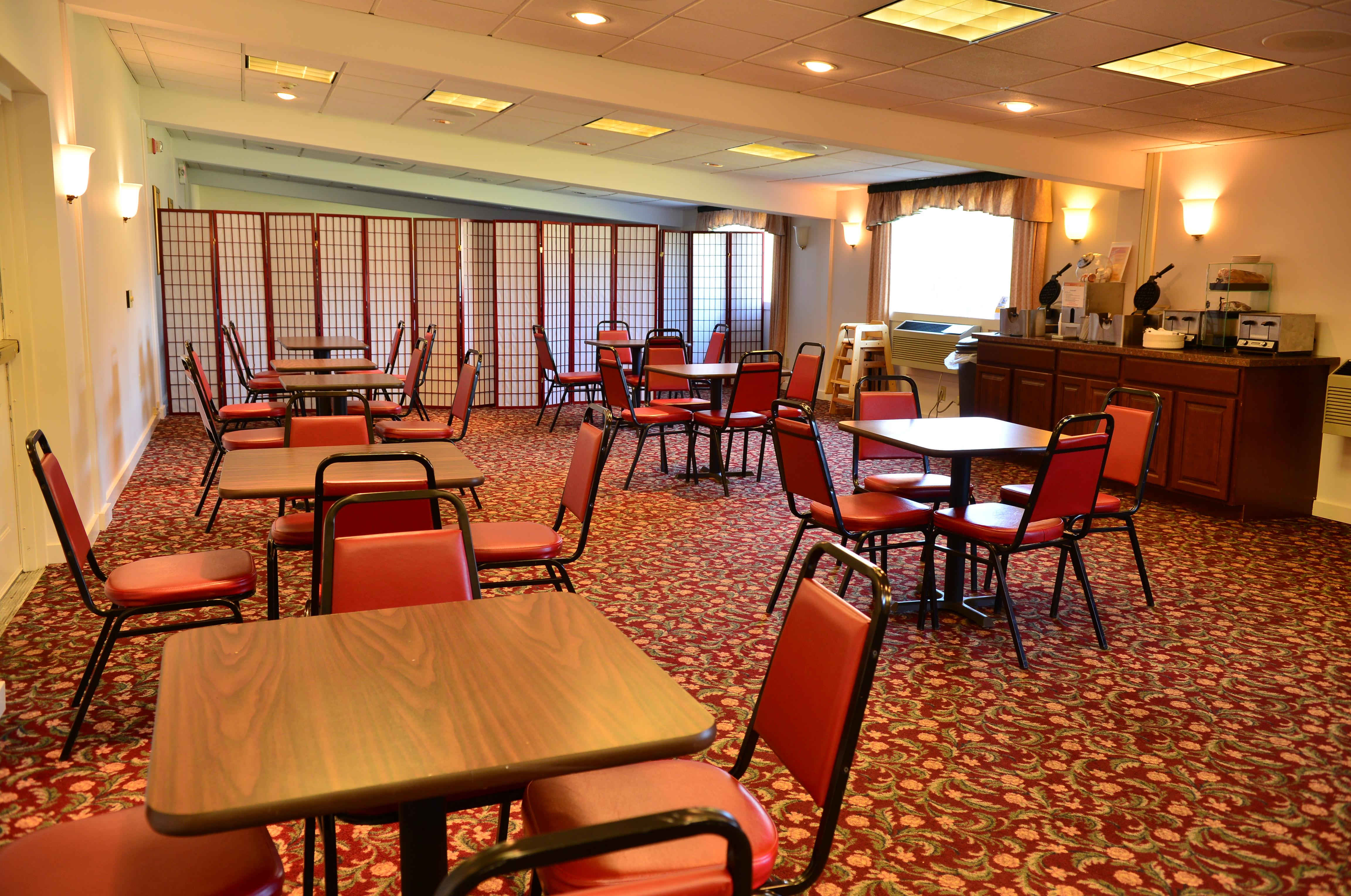 Clarion Inn & Suites At The Outlets Of Лейк Джордж Екстериор снимка