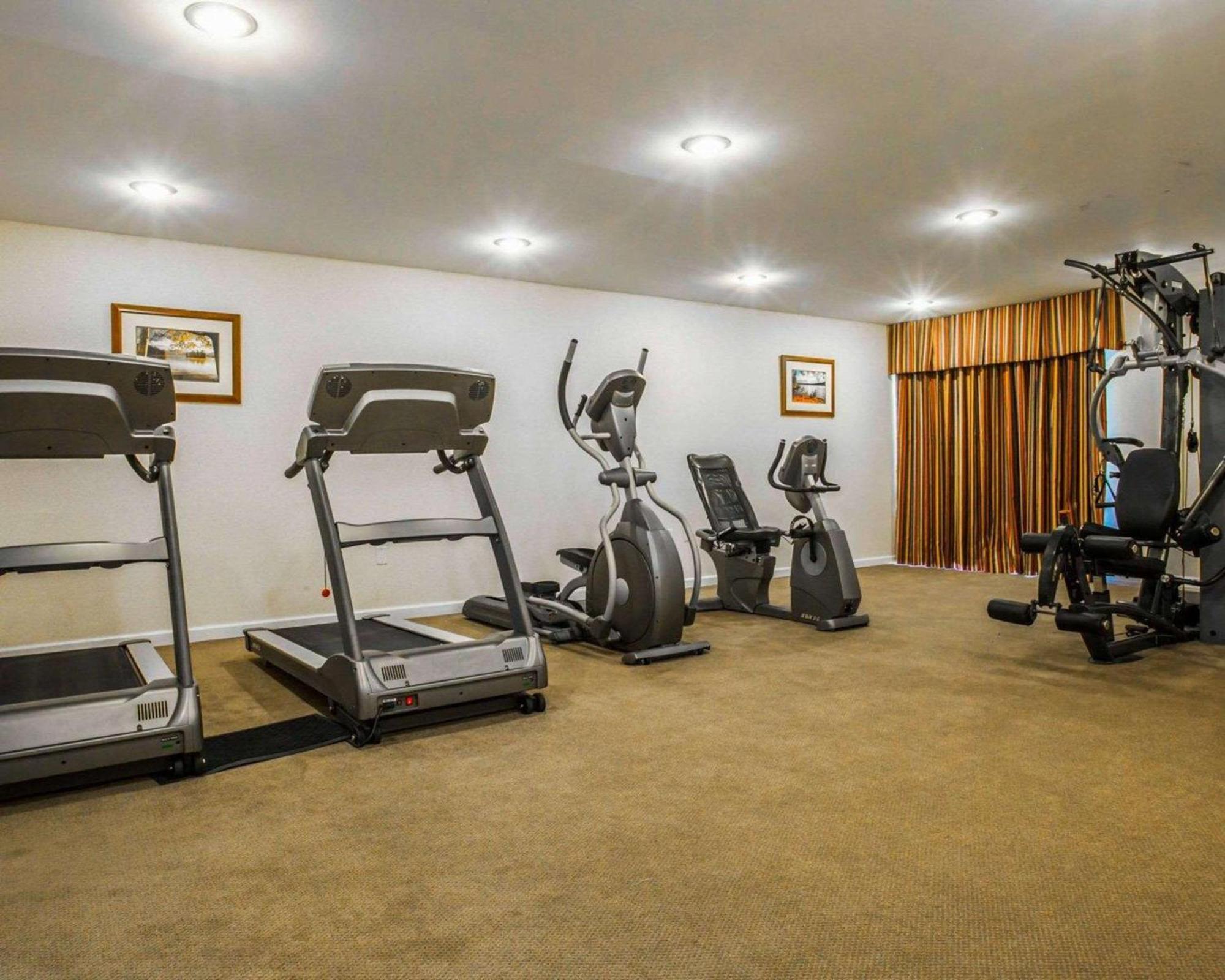 Clarion Inn & Suites At The Outlets Of Лейк Джордж Екстериор снимка