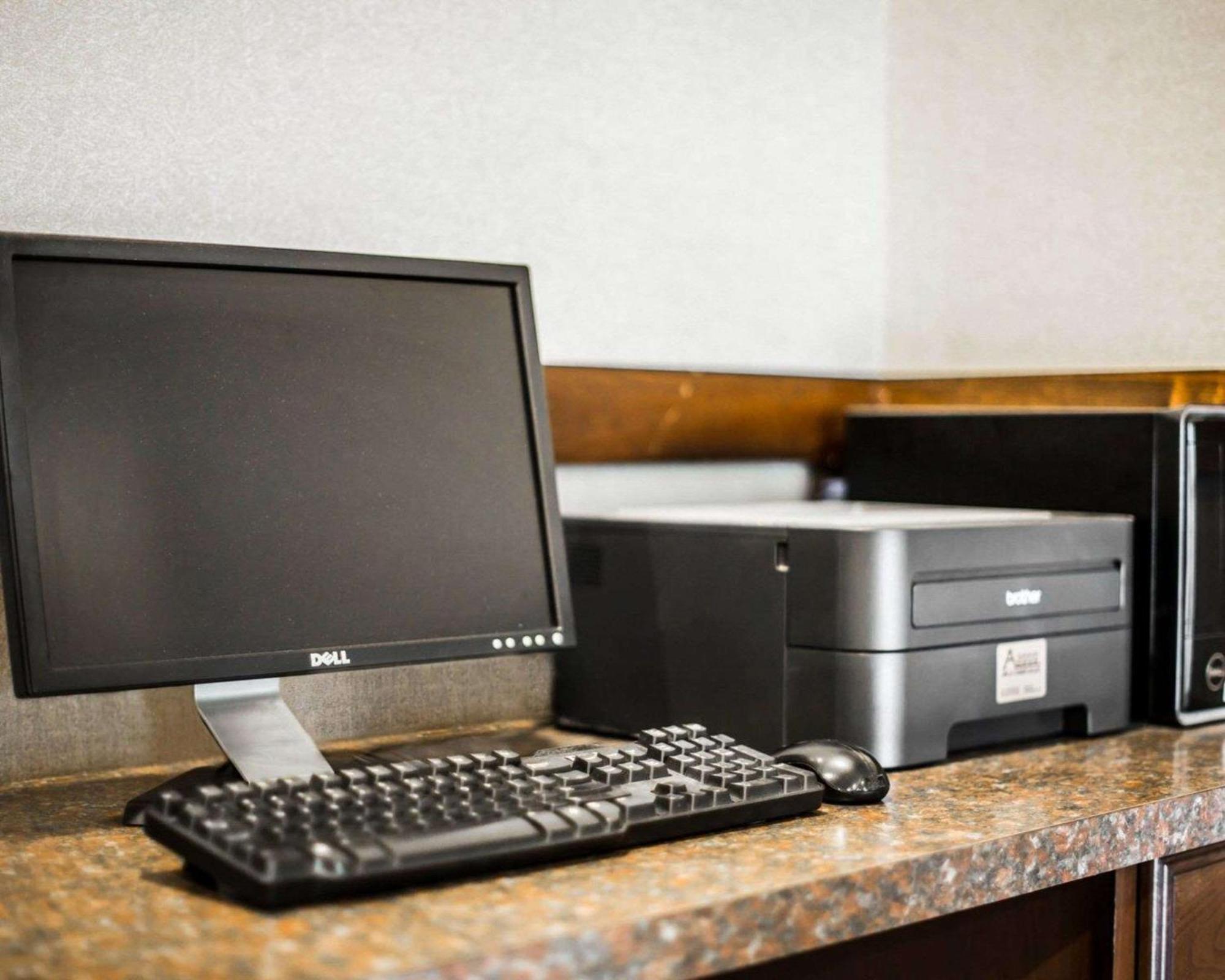 Clarion Inn & Suites At The Outlets Of Лейк Джордж Екстериор снимка