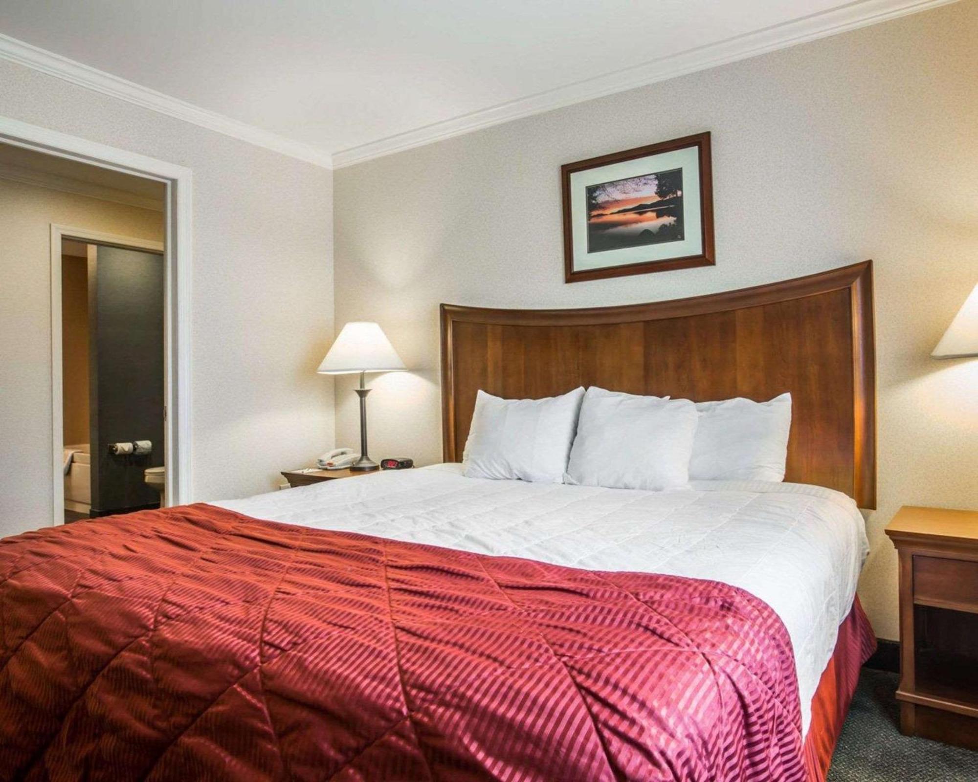 Clarion Inn & Suites At The Outlets Of Лейк Джордж Екстериор снимка