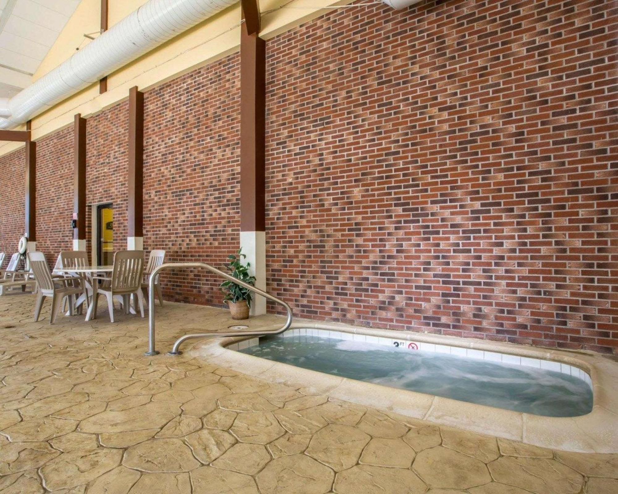 Clarion Inn & Suites At The Outlets Of Лейк Джордж Екстериор снимка