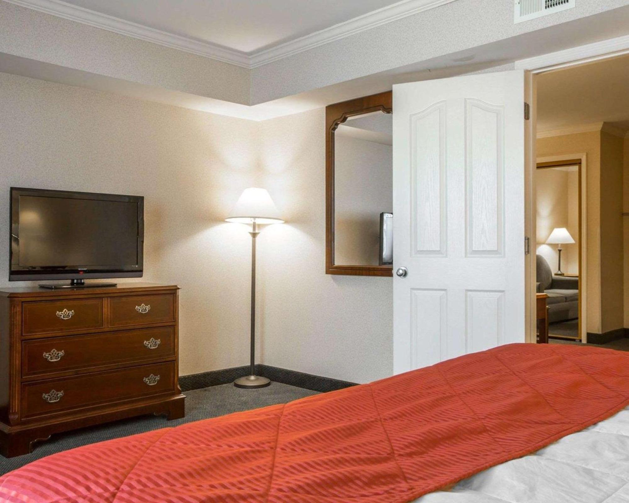 Clarion Inn & Suites At The Outlets Of Лейк Джордж Екстериор снимка