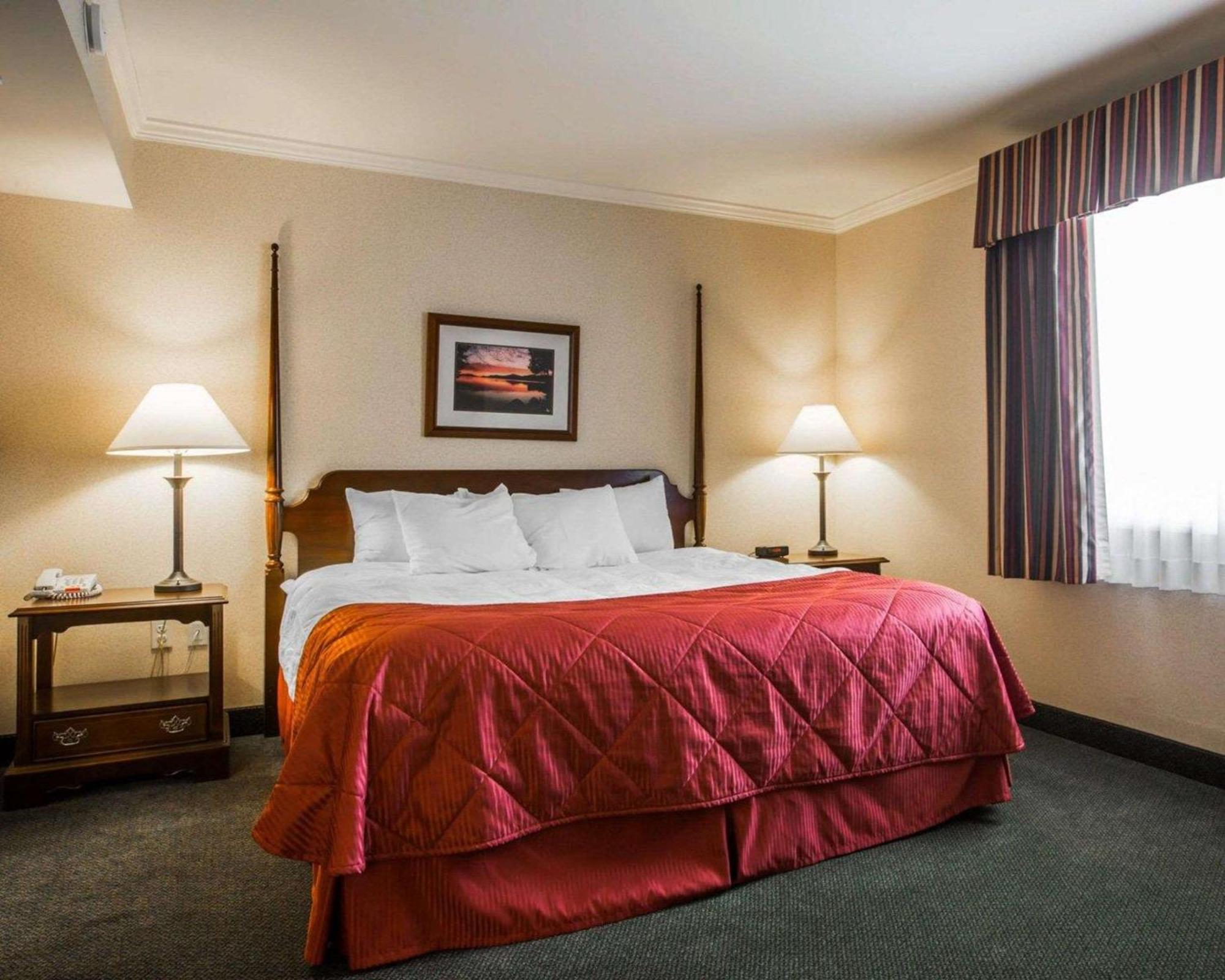 Clarion Inn & Suites At The Outlets Of Лейк Джордж Екстериор снимка