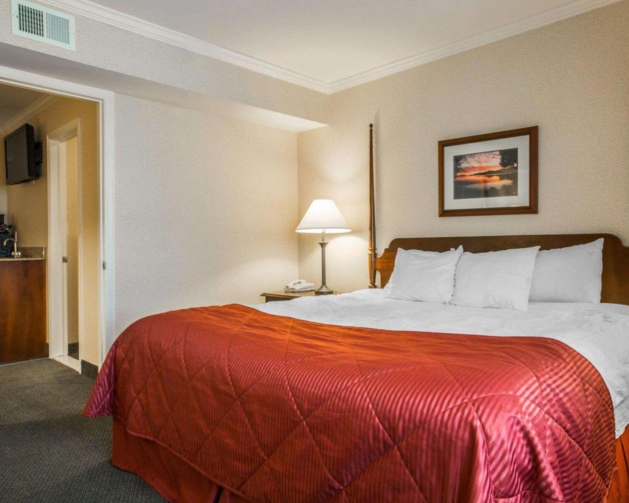 Clarion Inn & Suites At The Outlets Of Лейк Джордж Екстериор снимка