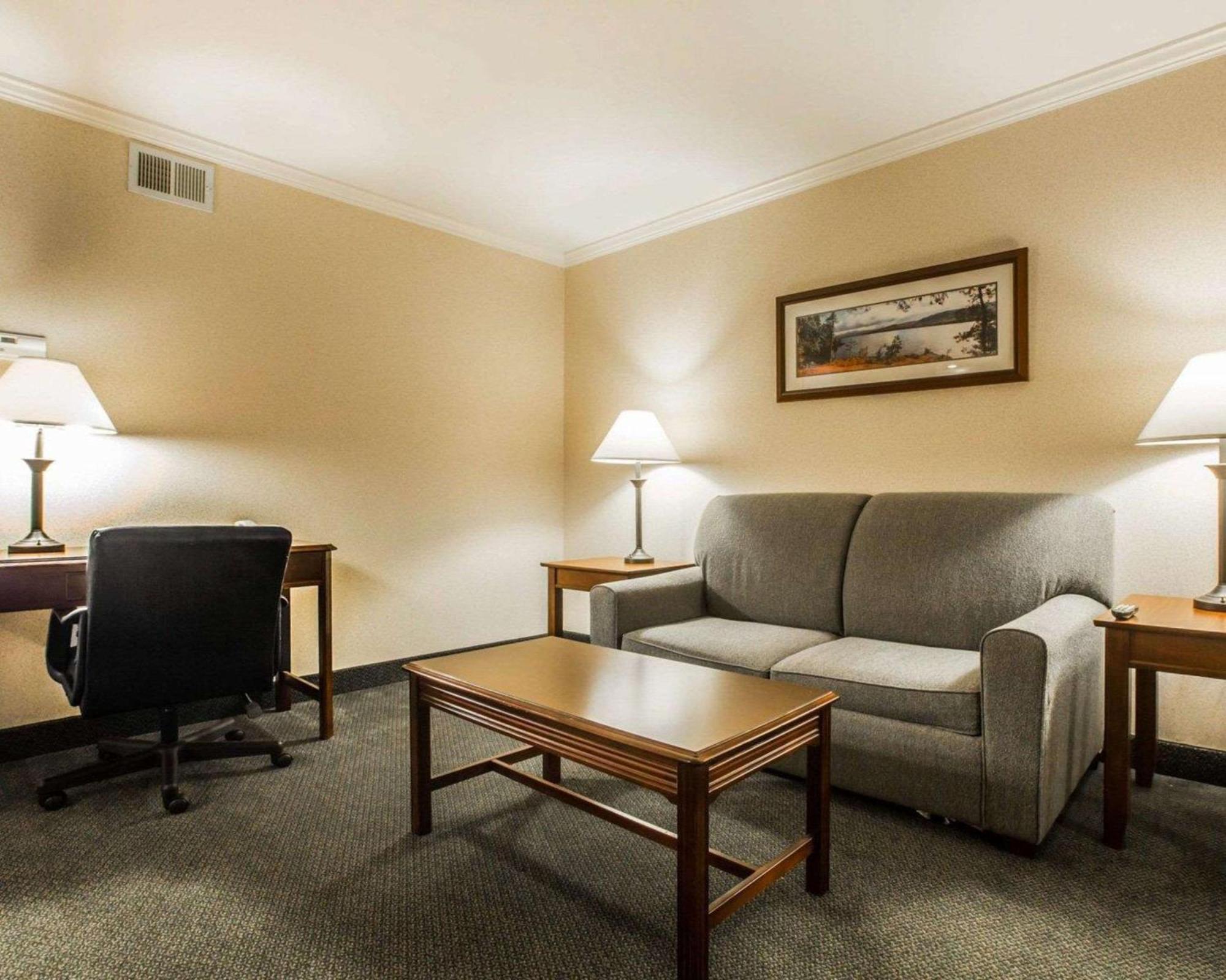Clarion Inn & Suites At The Outlets Of Лейк Джордж Екстериор снимка