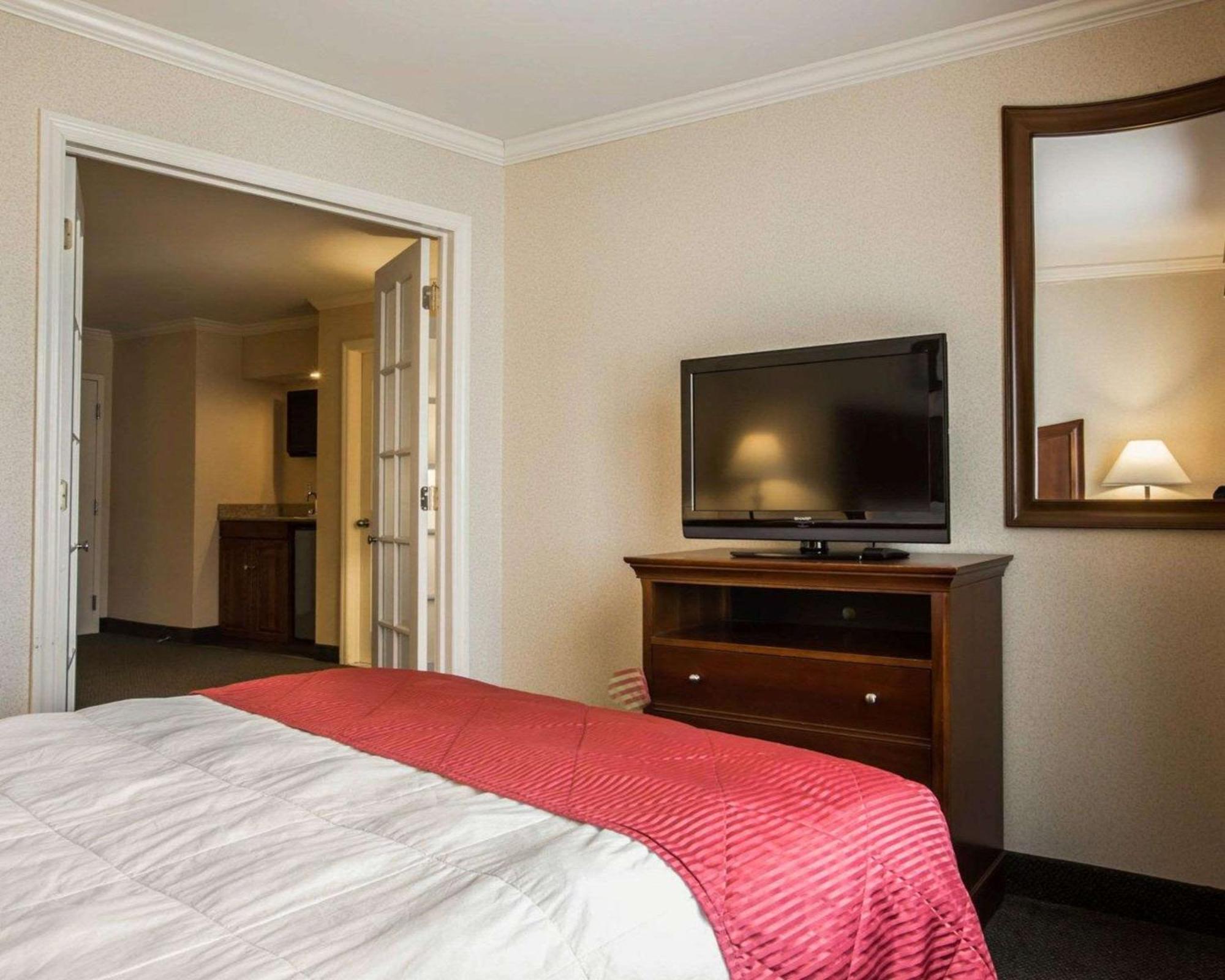 Clarion Inn & Suites At The Outlets Of Лейк Джордж Екстериор снимка