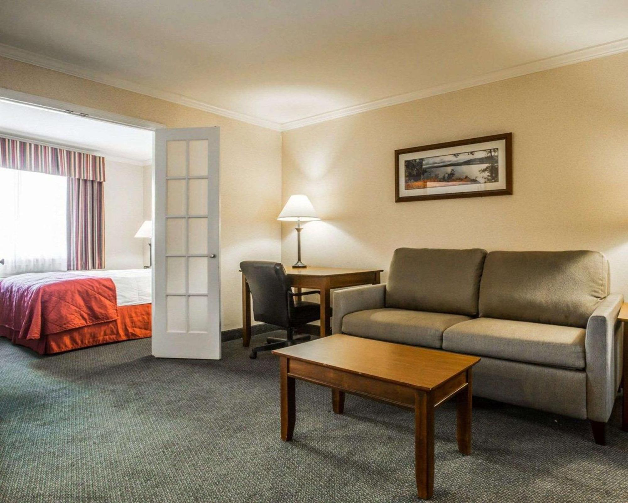 Clarion Inn & Suites At The Outlets Of Лейк Джордж Екстериор снимка