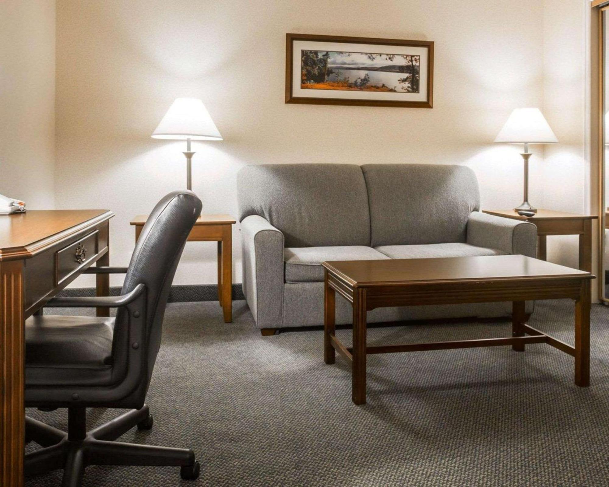 Clarion Inn & Suites At The Outlets Of Лейк Джордж Екстериор снимка