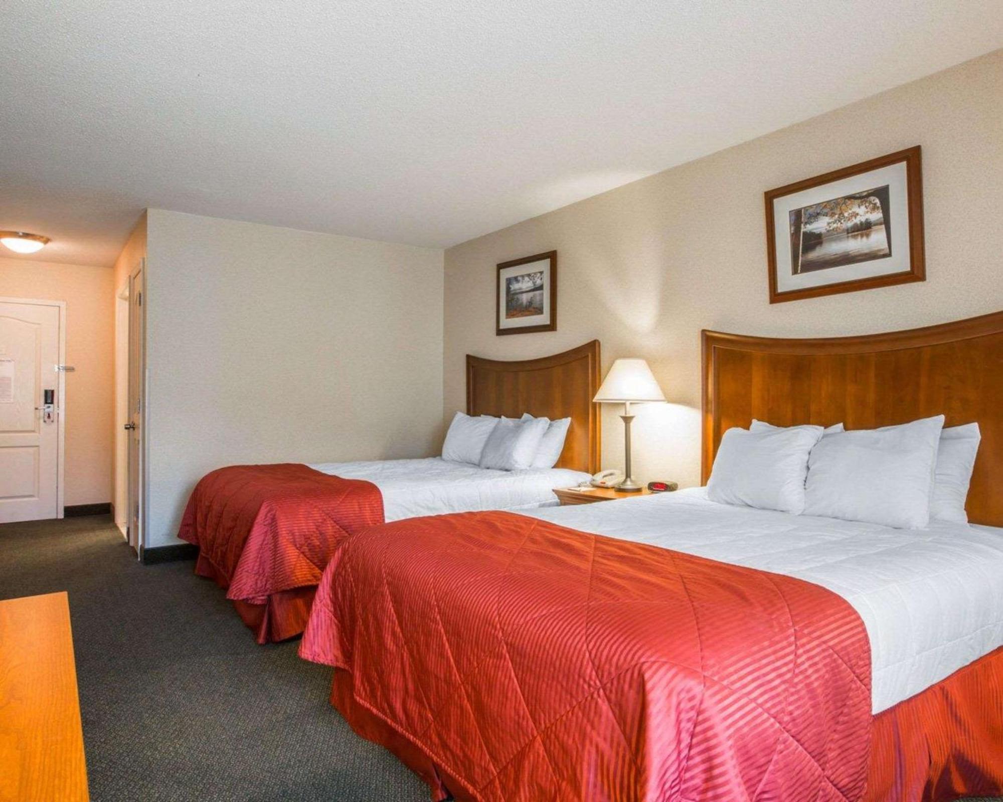 Clarion Inn & Suites At The Outlets Of Лейк Джордж Екстериор снимка