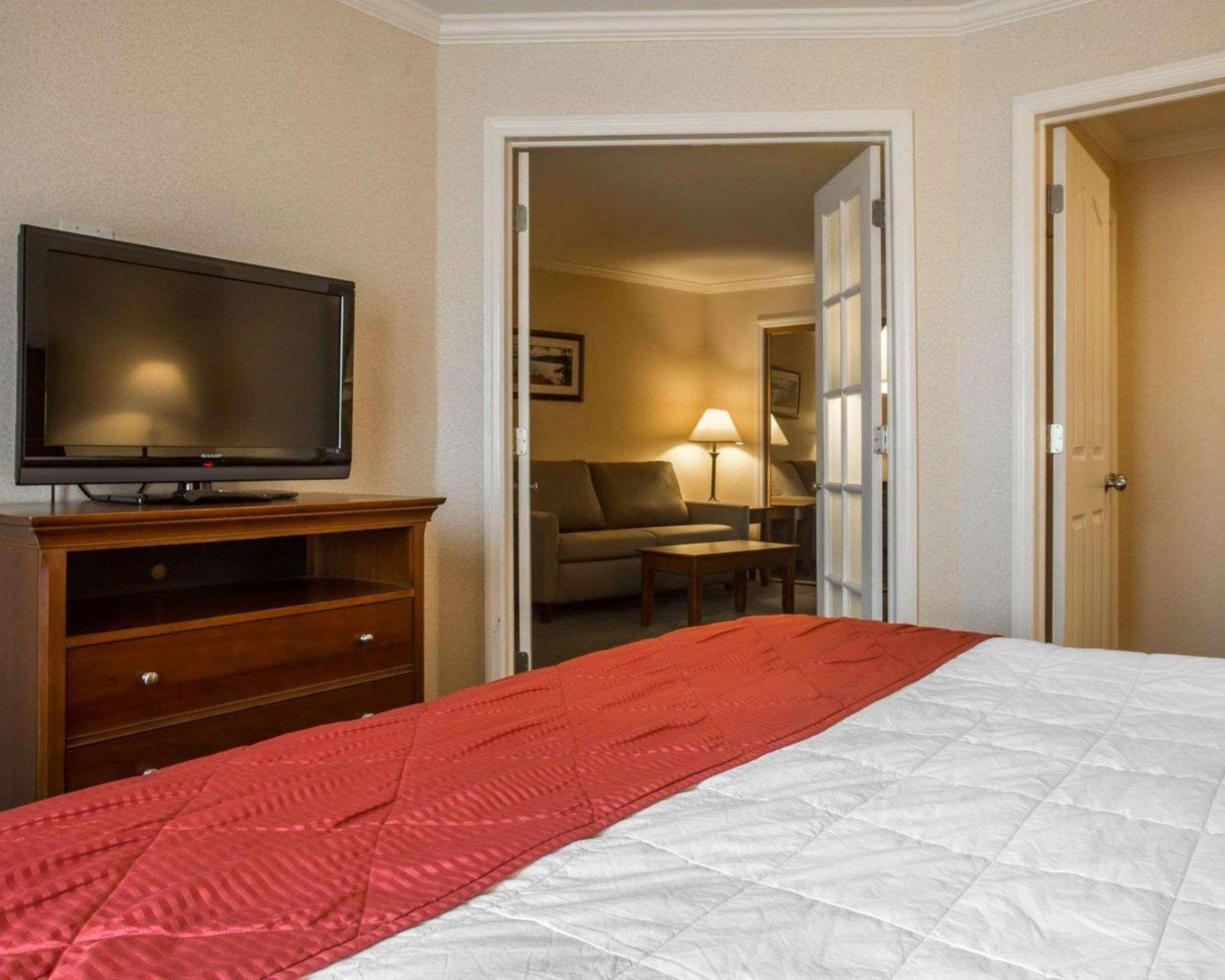 Clarion Inn & Suites At The Outlets Of Лейк Джордж Екстериор снимка
