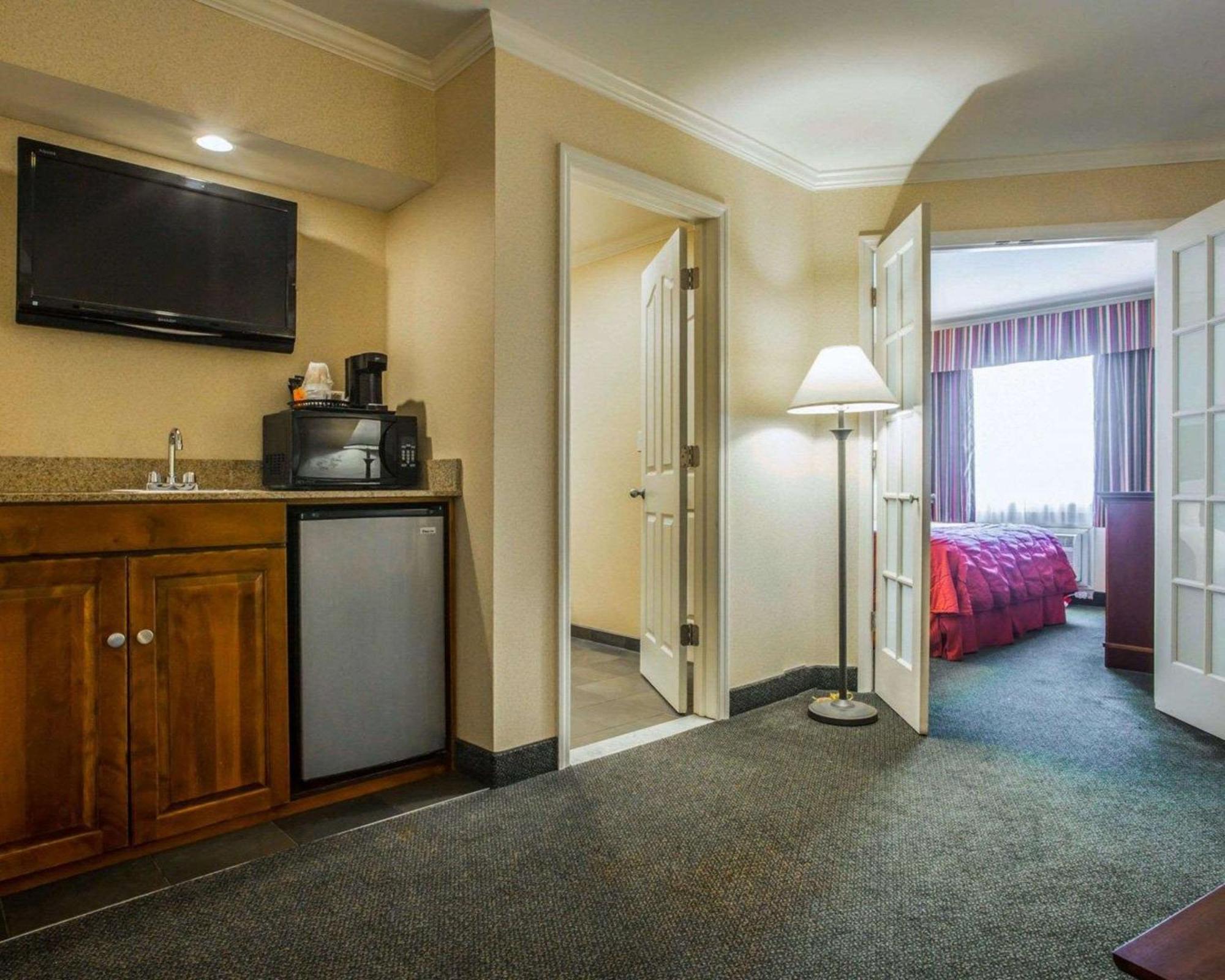 Clarion Inn & Suites At The Outlets Of Лейк Джордж Екстериор снимка