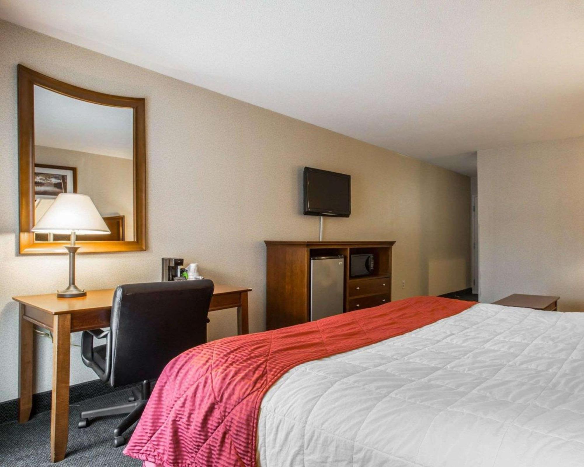 Clarion Inn & Suites At The Outlets Of Лейк Джордж Екстериор снимка