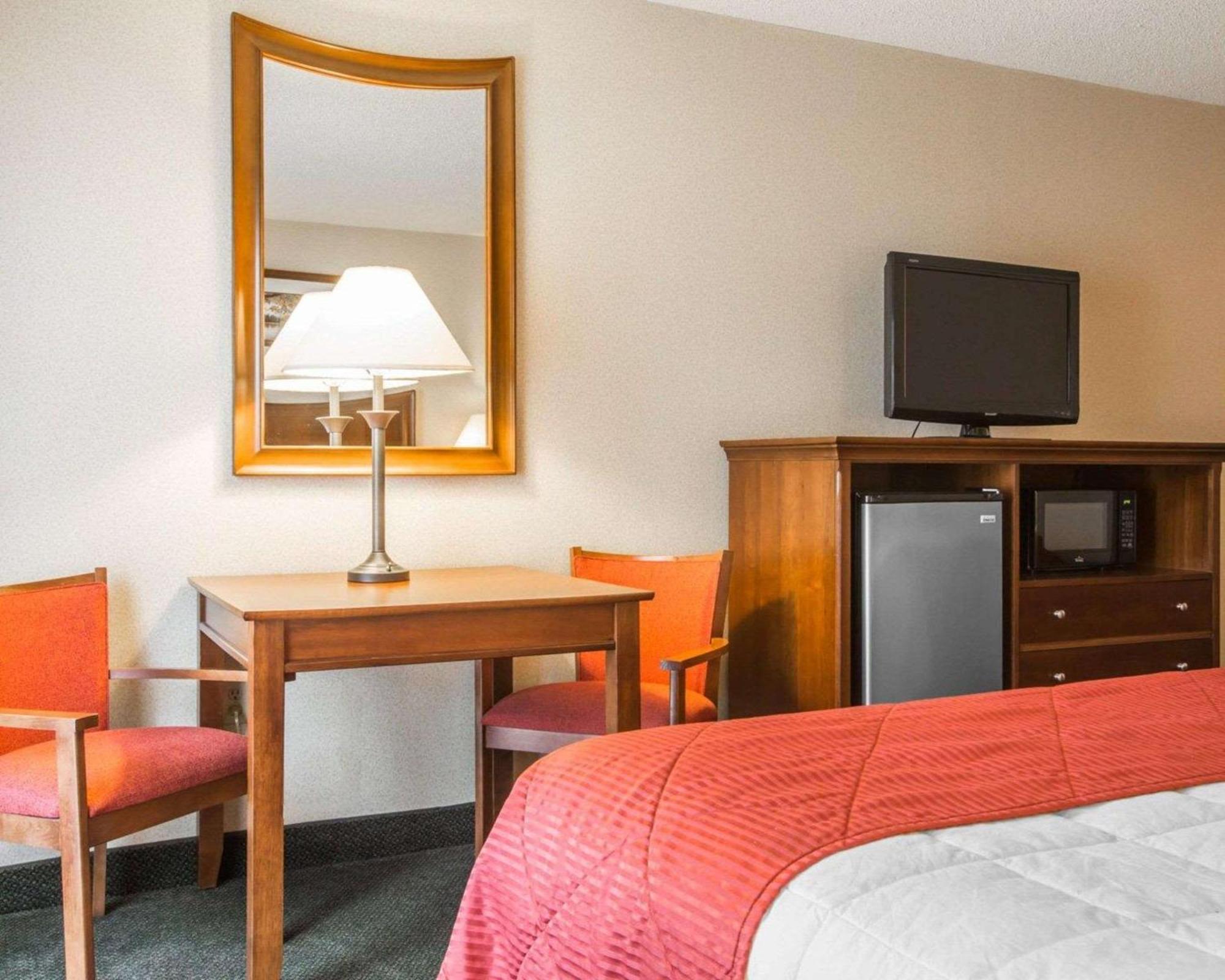 Clarion Inn & Suites At The Outlets Of Лейк Джордж Екстериор снимка