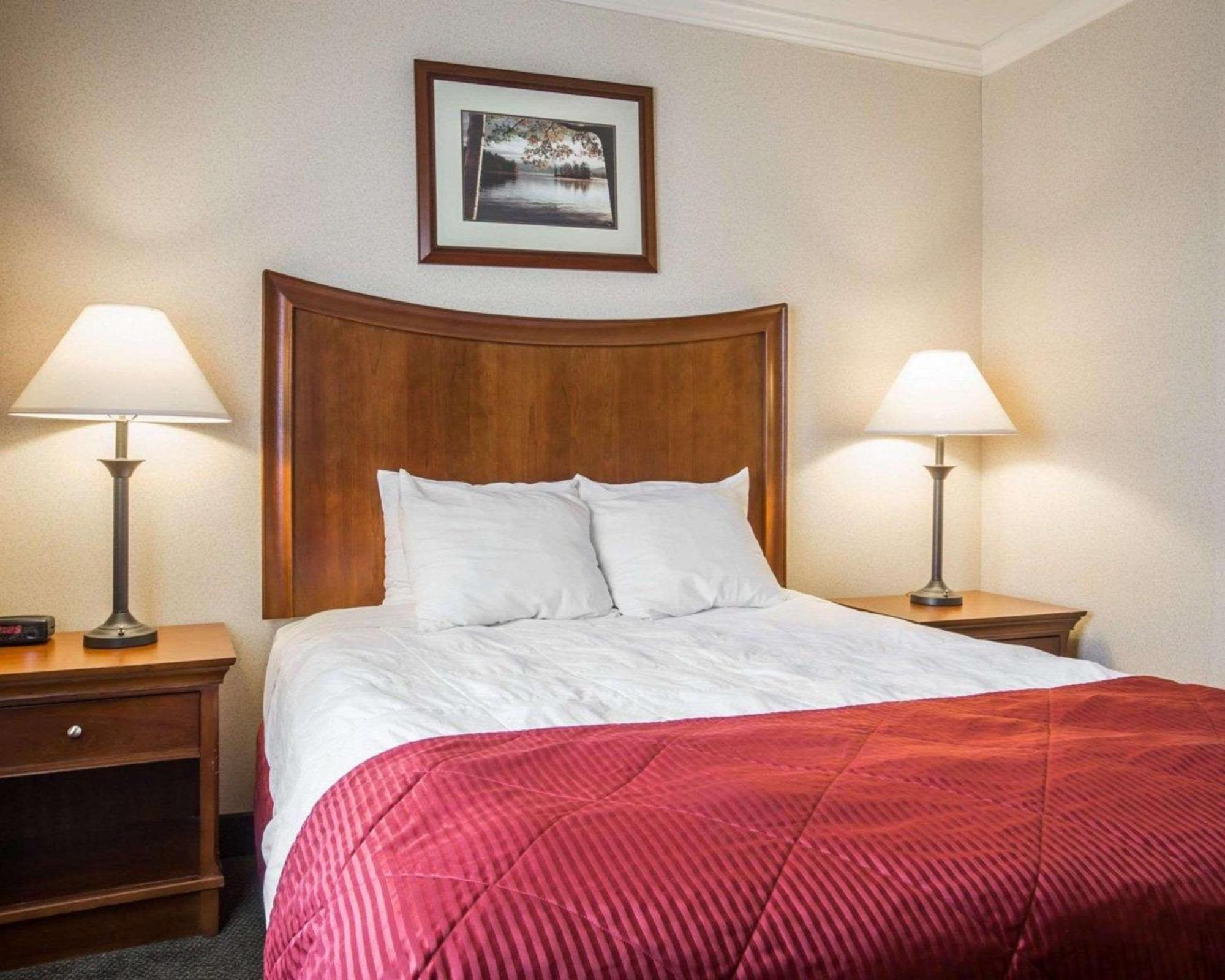 Clarion Inn & Suites At The Outlets Of Лейк Джордж Екстериор снимка