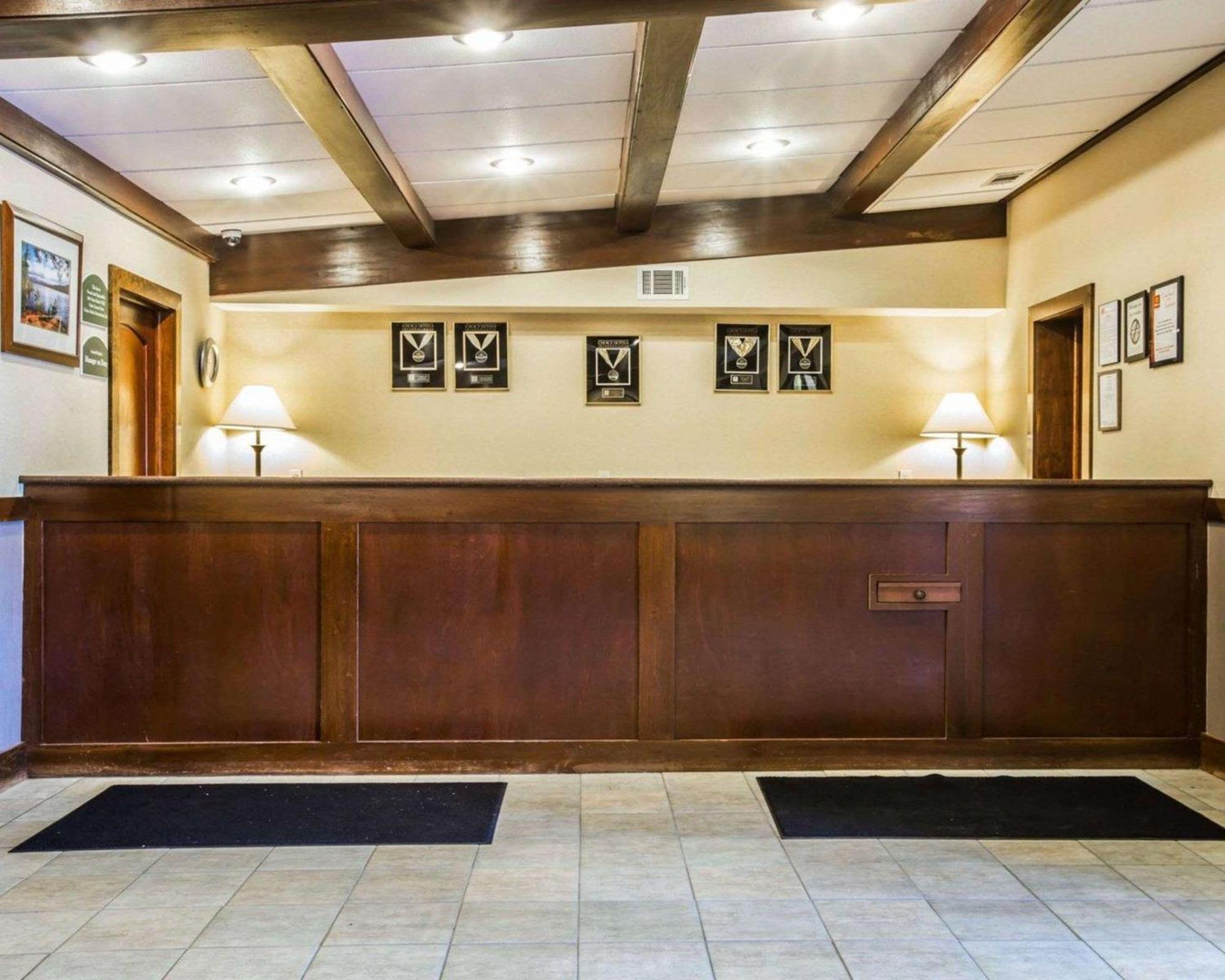 Clarion Inn & Suites At The Outlets Of Лейк Джордж Екстериор снимка