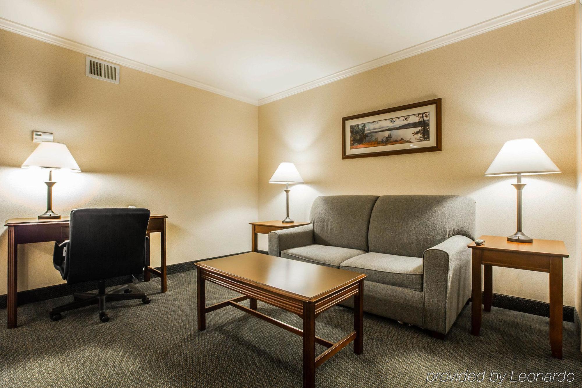 Clarion Inn & Suites At The Outlets Of Лейк Джордж Екстериор снимка