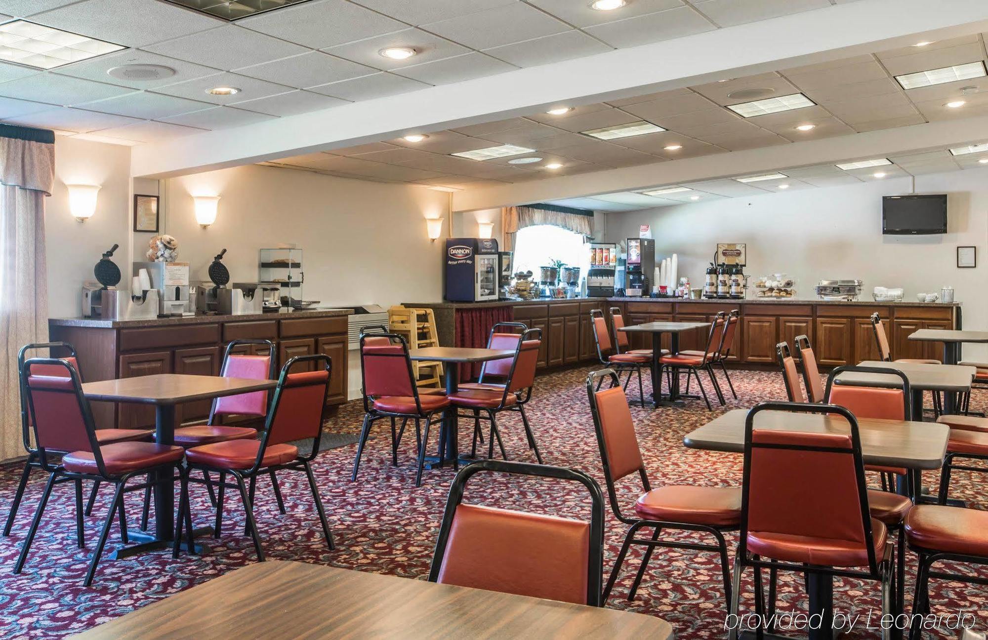 Clarion Inn & Suites At The Outlets Of Лейк Джордж Екстериор снимка