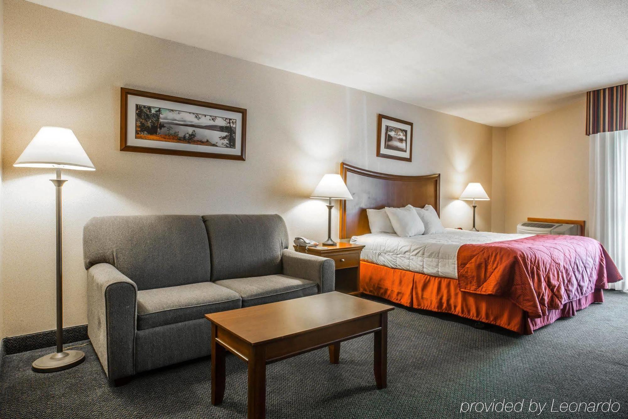 Clarion Inn & Suites At The Outlets Of Лейк Джордж Екстериор снимка