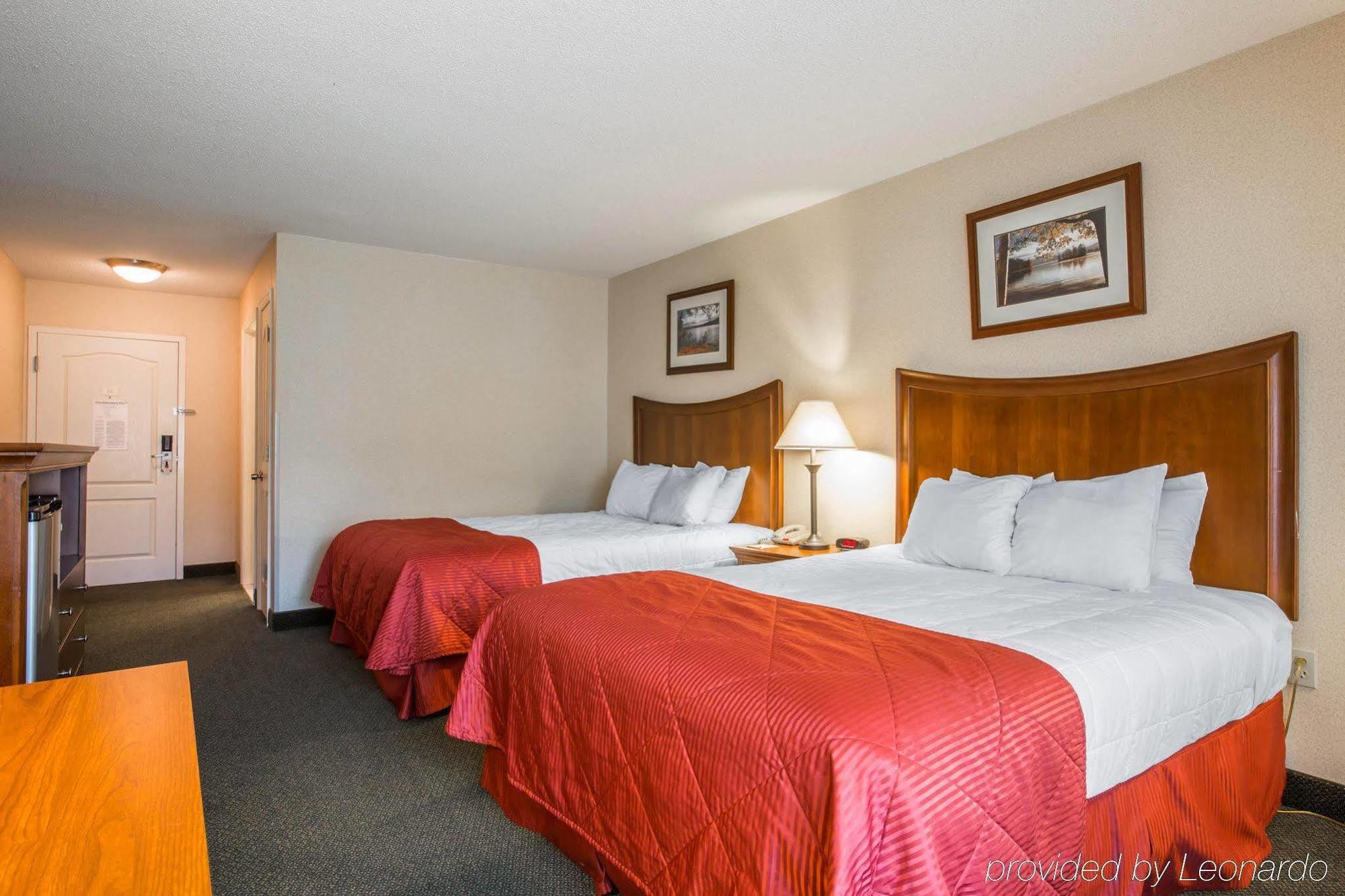 Clarion Inn & Suites At The Outlets Of Лейк Джордж Екстериор снимка