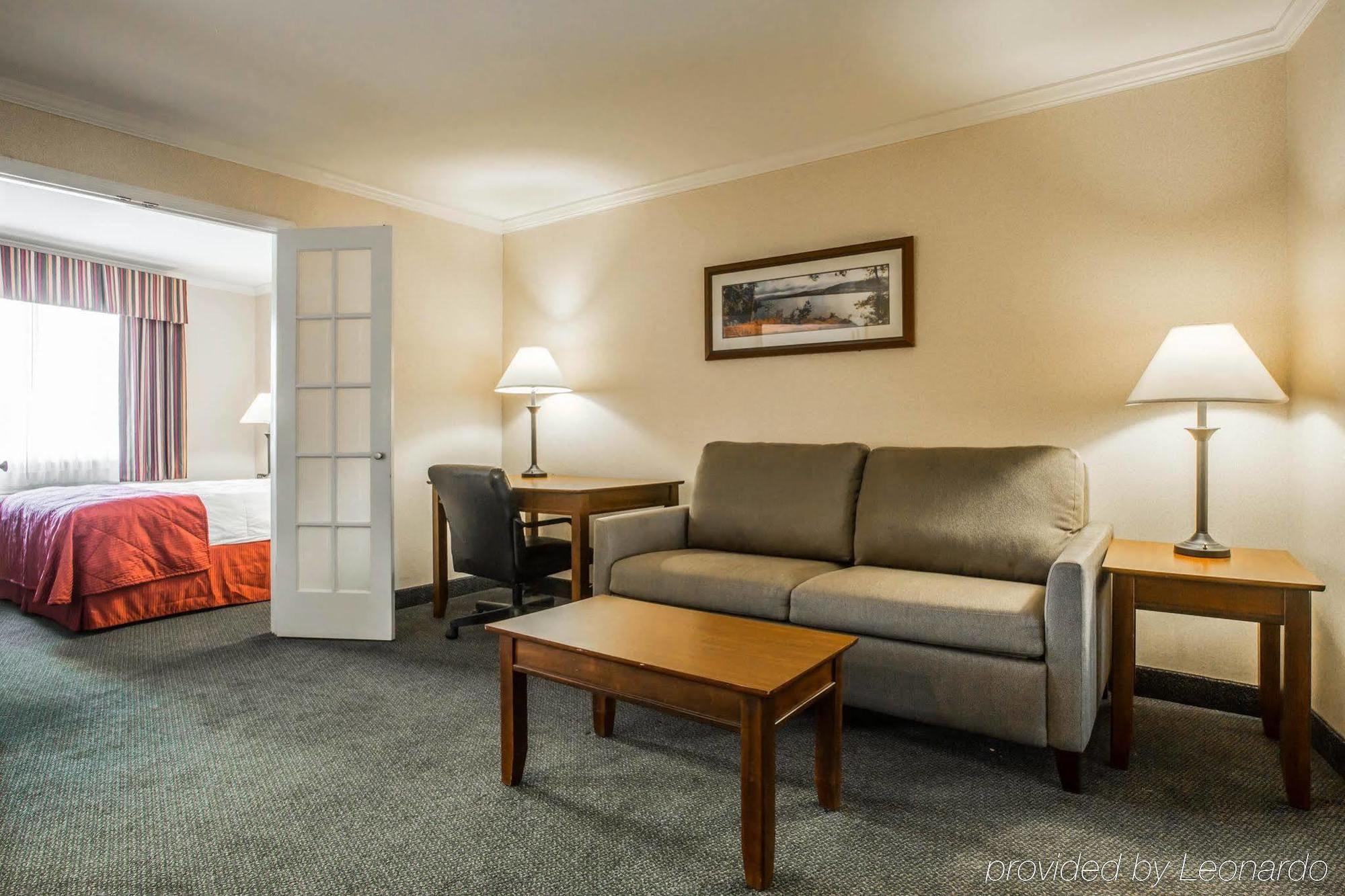 Clarion Inn & Suites At The Outlets Of Лейк Джордж Екстериор снимка