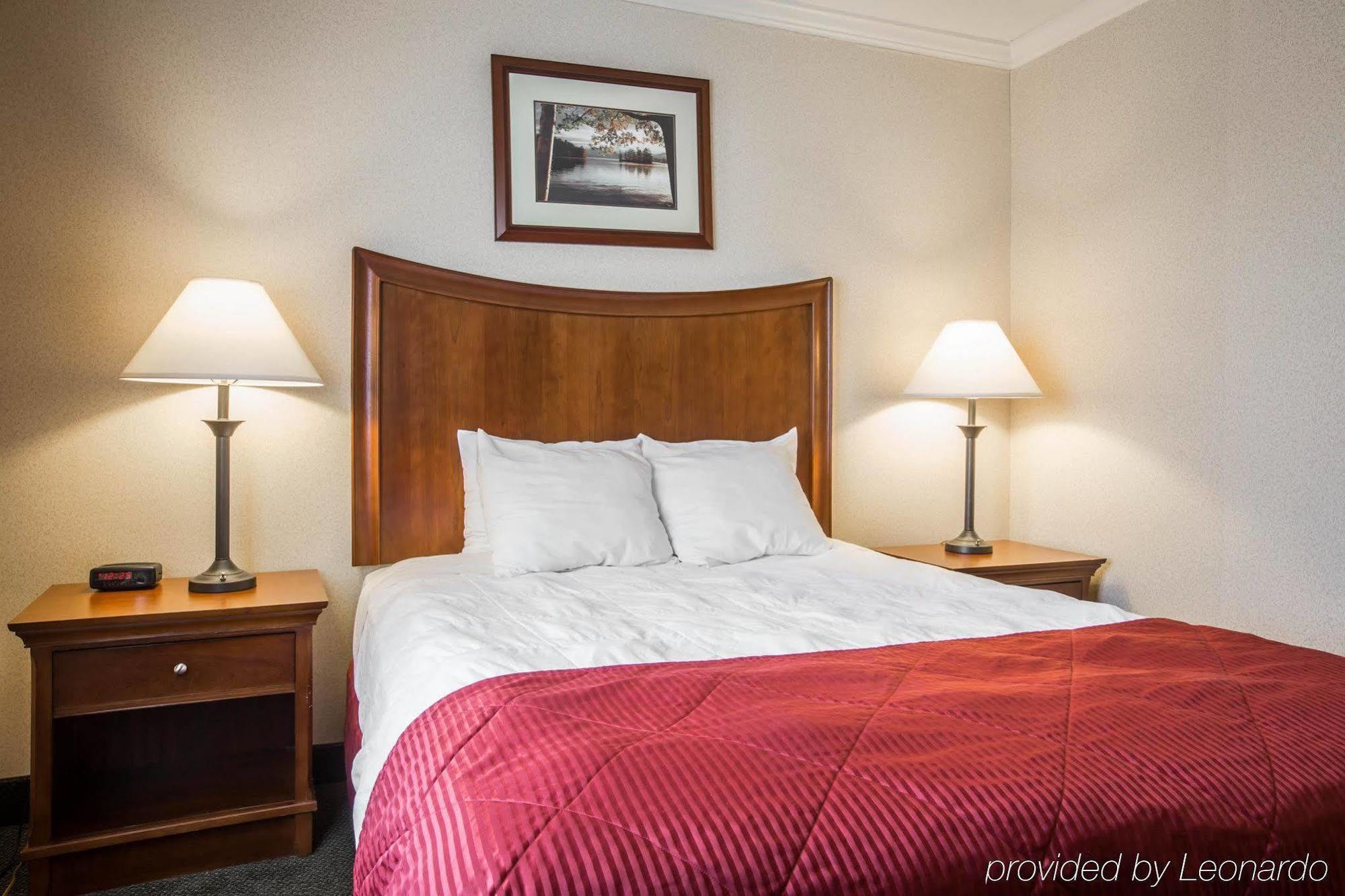 Clarion Inn & Suites At The Outlets Of Лейк Джордж Екстериор снимка