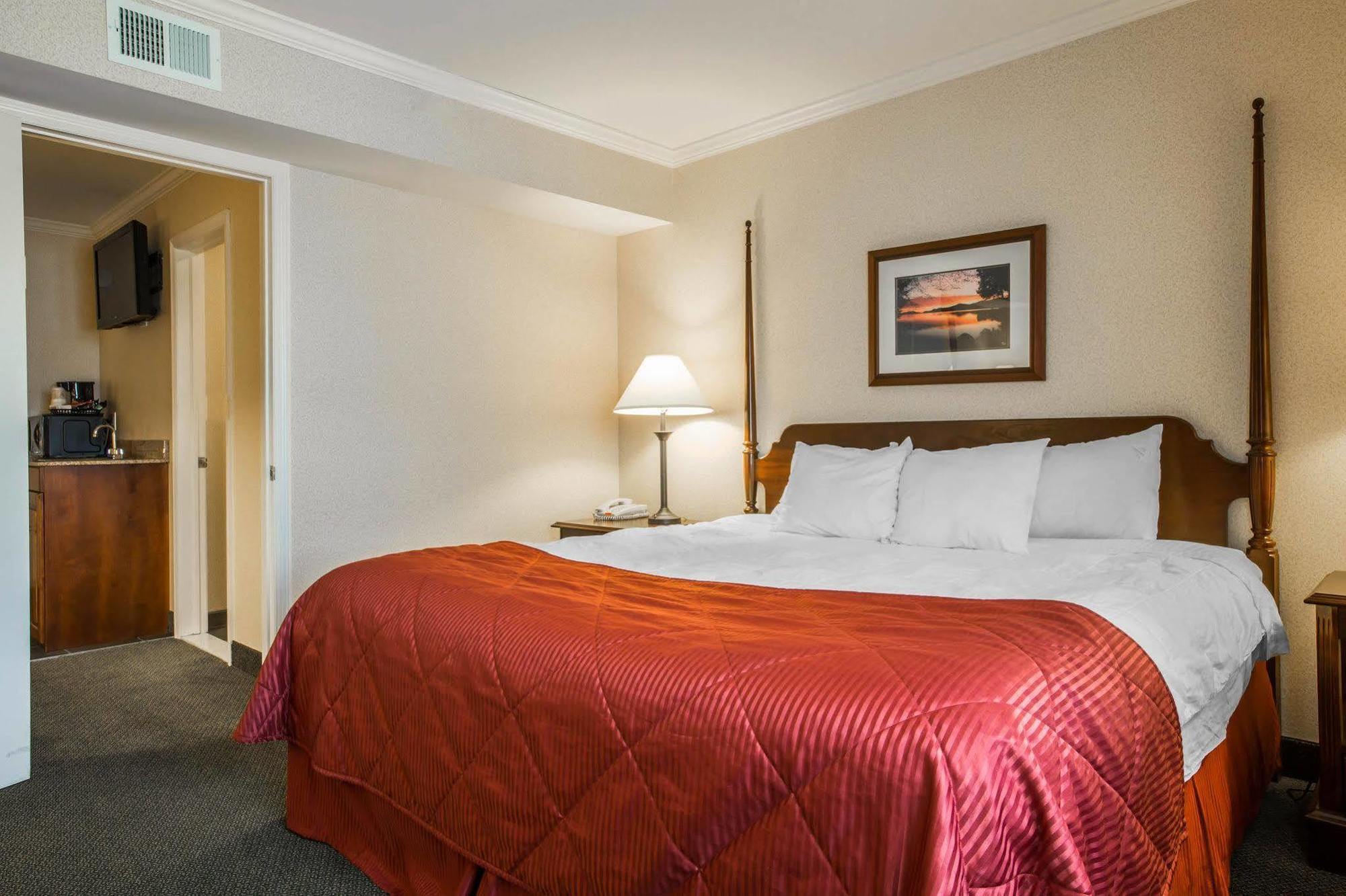 Clarion Inn & Suites At The Outlets Of Лейк Джордж Екстериор снимка
