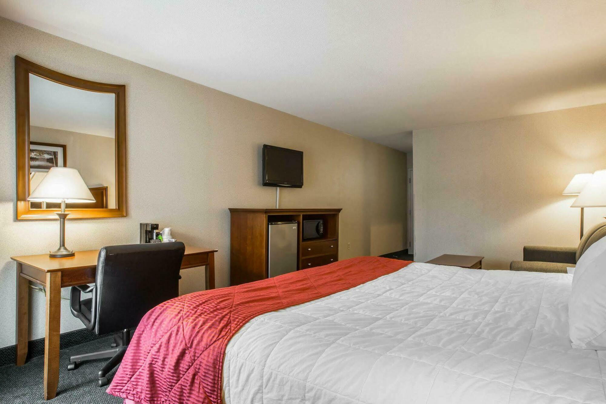 Clarion Inn & Suites At The Outlets Of Лейк Джордж Екстериор снимка
